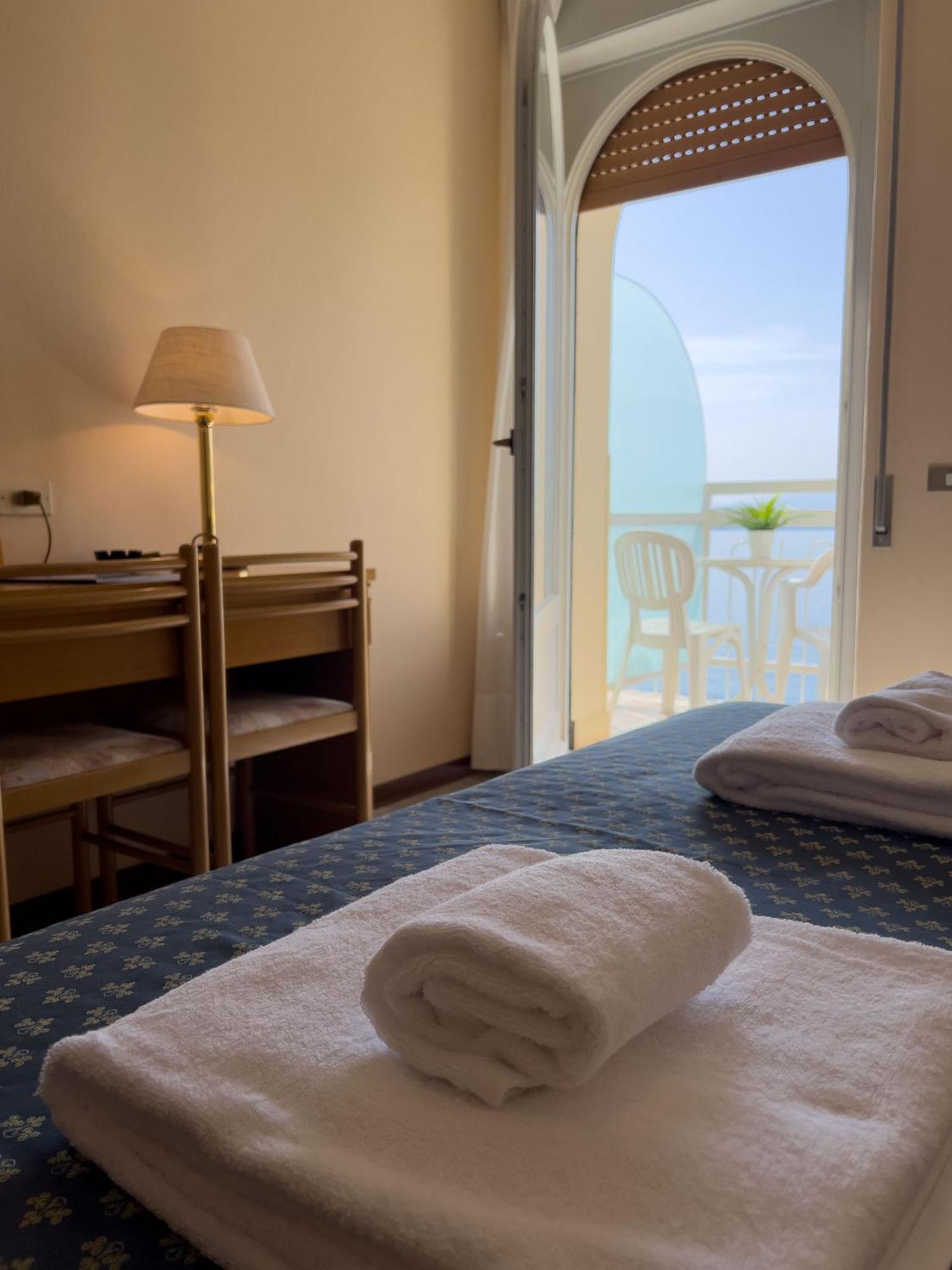 Hotel Benacus Торри-дель-Бенако Экстерьер фото