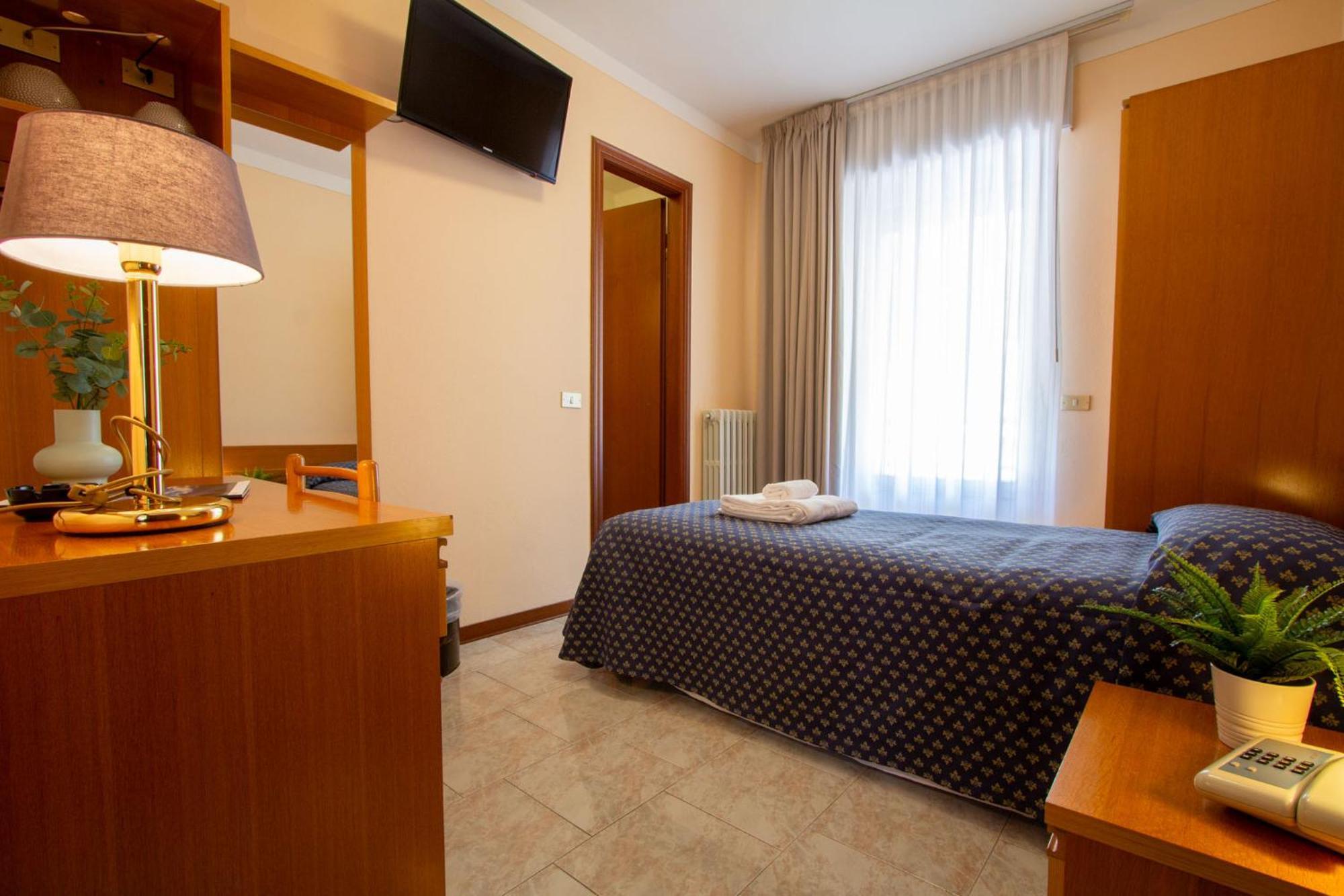 Hotel Benacus Торри-дель-Бенако Экстерьер фото